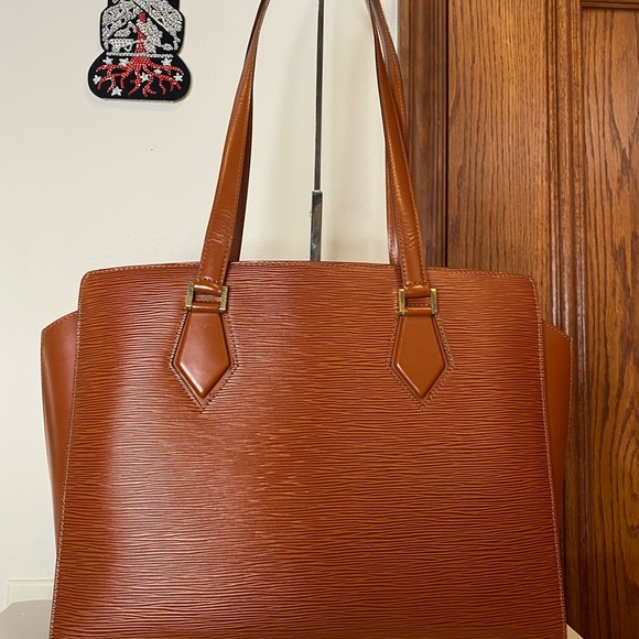 Used - Picture 2 of 11